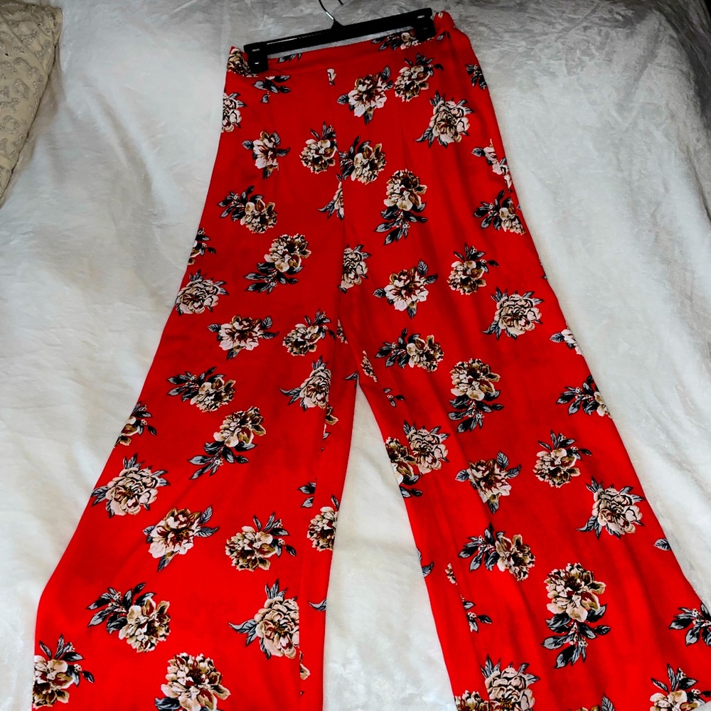 Floral wide leg pant. Lightly worn. Inseam 28inch. Size Medium.